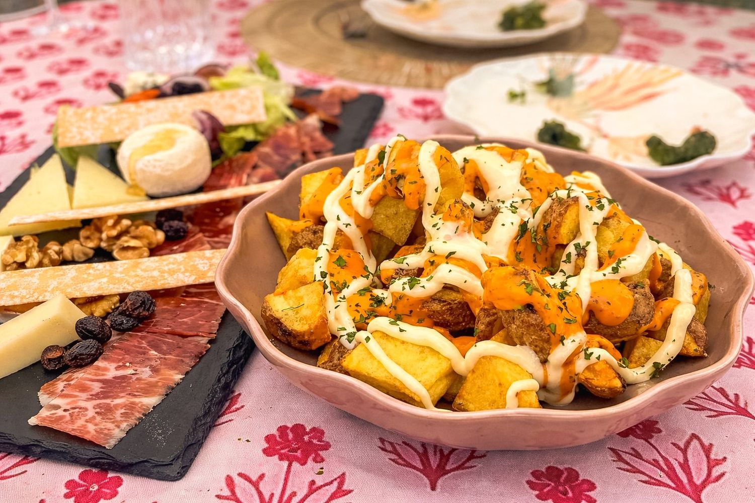 Patatas bravas et planche de charcuterie