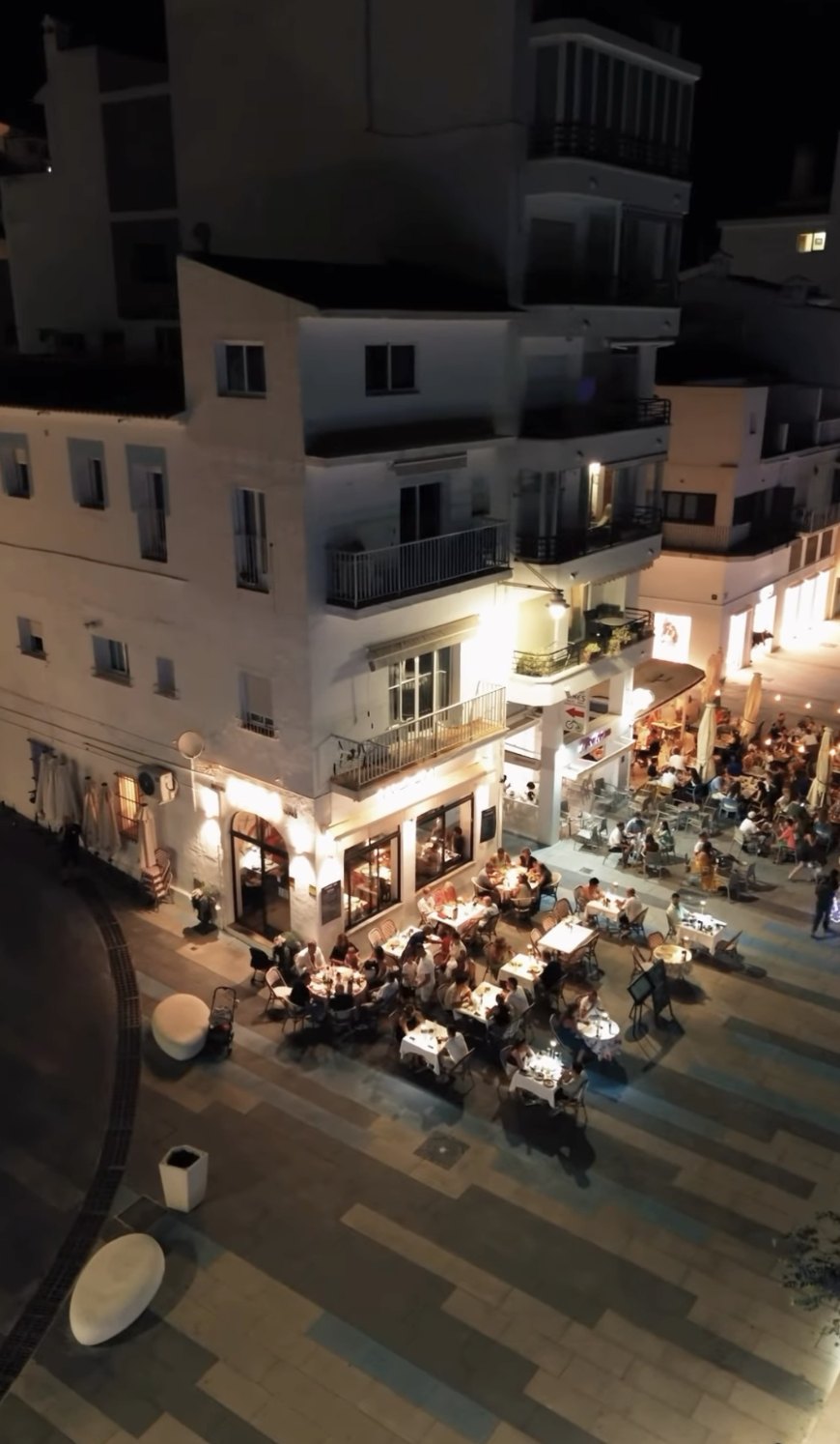 La terrasse de Restaurante Rosa un soir d'été, pleine, sur le Passeig del Mediterrani à Altea